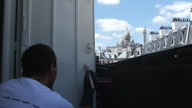 Etape 8 : mise en peinture des parties pleines des persiennes métalliques avec une brosse ronde.