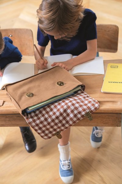 Le petit cartable en gabardine doublé de tissu à carreaux est parfait pour la taille des cahiers d'école. Si le tissu n'est pas assez raide, utilisez de la toile thermocollante pour le renforcer.