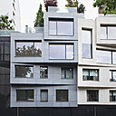 La maison de droite est revêtue de pierre de Sébastopol beige faisant écho aux bâtiments mitoyens. La maison de gauche est recouverte de pierre de Buxey Bleu à la teinte grise.