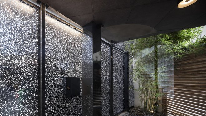 Un patio façon jardin zen avec bambous et galets s’accorde avec la modernité des espaces. Un patio façon jardin zen avec bambous et galets s’accorde avec la modernité des espaces.