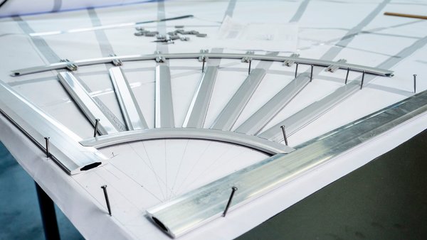 Le cintrage est réalisé à froid dans les ateliers de Forges-les-Bains avec une machine à commande numérique permettant un rayon minimum de 25 cm.