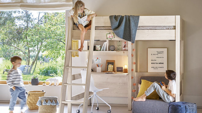 Chez le fabriquant Gautier, la collection Lodge, d’inspiration nordique, propose une palette d’éléments modulaires permettant de concevoir une chambre sur-mesure avec tête de lit, rangements, lit haut avec bureau intégré… pour une vraie solution gain de place.