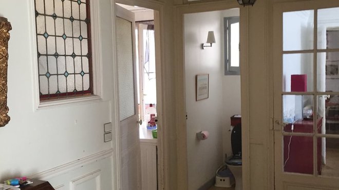 Avant les travaux, une entrée fermée encombrée par des portes qui ne facilitaient pas la communication.