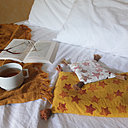 Un coussin blanc ou un coussin jaune étoilés en impression à la pomme de terre, remplis de noyaux de cerises, soulageront vos maux.