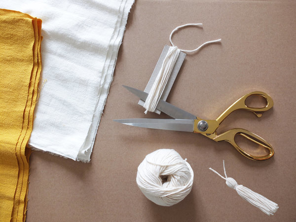 2- Réalisation des glands en fil de coton blanc.