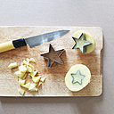 3- Découpe de la pomme de terre et des étoiles à l'emporte pièce de pâtisserie.