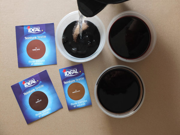 4- la teinture est diluée à l'eau chaude avec ajout de sel, une ou plusieurs couleurs qui serviront à réaliser plusieurs nuances d'étoiles.