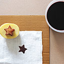 5- on trempe légèrement l'étoile dans la teinture et on applique sur le tissu.