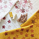 6- les glands sont plongés dans la teinture, puis séchés à l'abri du soleil.