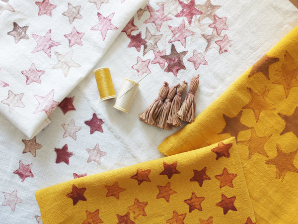 6- les glands sont plongés dans la teinture, puis séchés à l'abri du soleil.