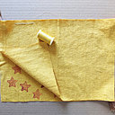 7- La couture des côtés du coussin en mettant les tissus endroit contre endroit peut se faire à la main ou avec la machine à coudre.