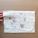 8- la couture est réalisée sur les 4 côtés en laissant une ouverture aux angles pour glisser le gland de coton.