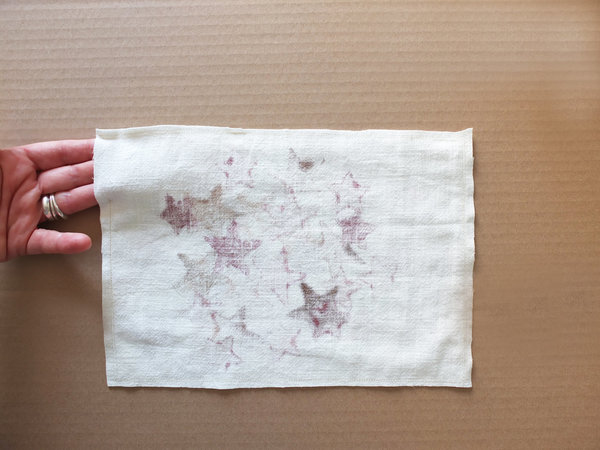 8- la couture est réalisée sur les 4 côtés en laissant une ouverture aux angles pour glisser le gland de coton.