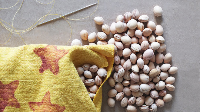 9. Une fois le coussin cousu, retournez-le sur l'endroit et remplissez-le de noyaux de cerises. refermez bien l'angle sur le gland. 9. Une fois le coussin cousu, retournez-le sur l'endroit et remplissez-le de noyaux de cerises. refermez bien l'angle sur le gland.