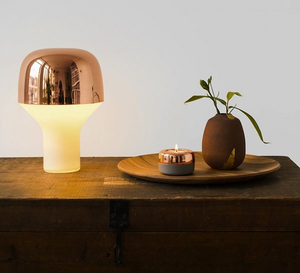 Lampe à poser Cap, création Lena Billmeier et David Baur pour TEO. Un petit elfe avec un grand chapeau en cuivre qui laisse diffuser une lumière d’ambiance chaude à travers un diffuseur en verre et à moins de 140 €. Hauteur : 16 cm. Existe en version laiton, chrome et acier laqué gris, rouge ou vert pastel.
