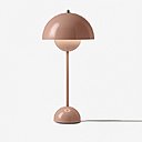 Flower Pot VP3, un modèle de Verner Panton pour AndTradition dessiné dans les années 1970. En acier laqué rose, blanc, rouge, bleu marine ou vert foncé, finition laiton ou chrome. Hauteur : 49 cm, à partir de 288 €.