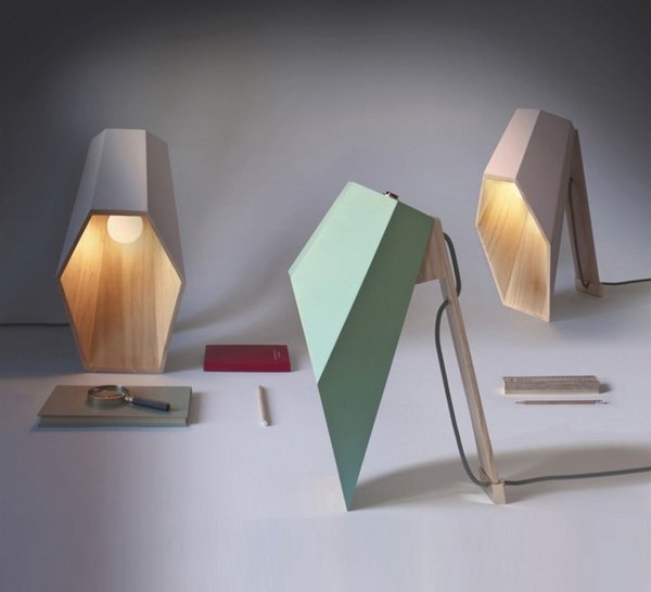 Woodspot, lampes à poser en pin massif entièrement assemblées et vernies à la main. Forme inspirée du tableau de Magritte L’empire des Lumières, qui diffuse un halo délicat et orienté au milieu de l’obscurité environnante. Déclinée en rose clair, vert pastel et blanc ivoire. Création Alessandro Zambelli pour Seletti. Hauteur : 44 cm, 188 €.
