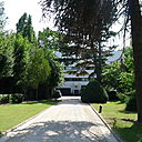 Situé dans le quartier résidentiel « Les Terrasses », un nom donné à l’origine à la villa par Le Corbusier, et une ville verte de la région parisienne, on profite de la présence voisine du bois de Saint-Cucufa, et du golf de Saint-Cloud.