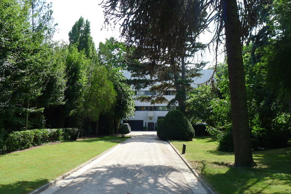 Situé dans le quartier résidentiel « Les Terrasses », un nom donné à l’origine à la villa par Le Corbusier, et une ville verte de la région parisienne, on profite de la présence voisine du bois de Saint-Cucufa, et du golf de Saint-Cloud.