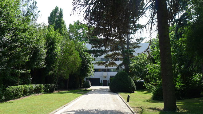 Situé dans le quartier résidentiel « Les Terrasses », un nom donné à l’origine à la villa par Le Corbusier, et une ville verte de la région parisienne, on profite de la présence voisine du bois de Saint-Cucufa, et du golf de Saint-Cloud.