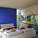 Des murs en couleurs font écho à l’architecture intérieure mise en œuvre par Le Corbusier qui travaillait les teintes primaires et rythmait les espaces avec des aplats de peinture.