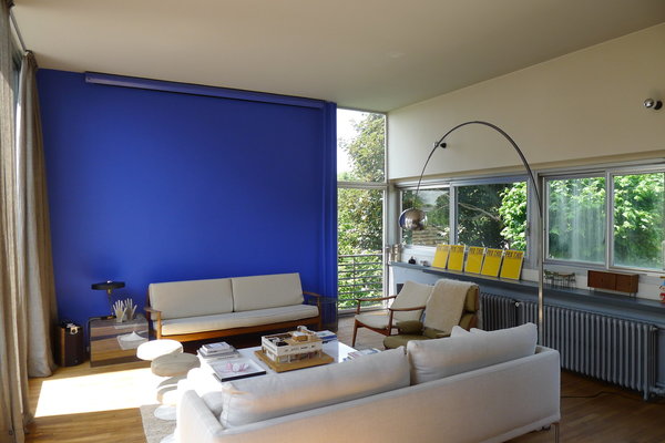 Des murs en couleurs font écho à l’architecture intérieure mise en œuvre par Le Corbusier qui travaillait les teintes primaires et rythmait les espaces avec des aplats de peinture.