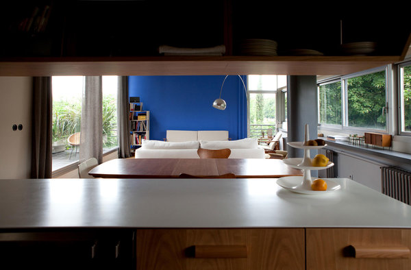 Pour accentuer les perspectives et agrandir l’espace, les effets de transparence et la communication entre les différentes fonctions de la pièce à vivre ont été facilités. Une ouverture assure la connexion visuelle entre l’office et le séjour, simplement séparés par le mobilier et les rangements.