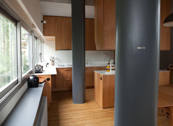 Les piliers permettent d’offrir une grande portée dans cet espace à plan ouvert où les cloisons ont été réduites au minimum et les murs de sont pas porteurs.