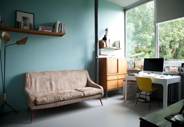 Dans ce bureau, une grande surface vitrée permet de profiter de la nature et de la lumière extérieure.