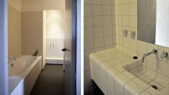 Les salles de bains sont traitées, façon laboratoire avec un carrelage blanc et neutre.