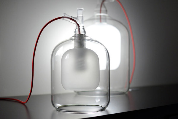 Réinterprétant le verre de laboratoire, lampe de table Balise en verre borosilicate. Deux tailles : H 35 ou 25,4 x L 31,5 ou 20 cm. Création Aurélien Mirofle pour Verart.