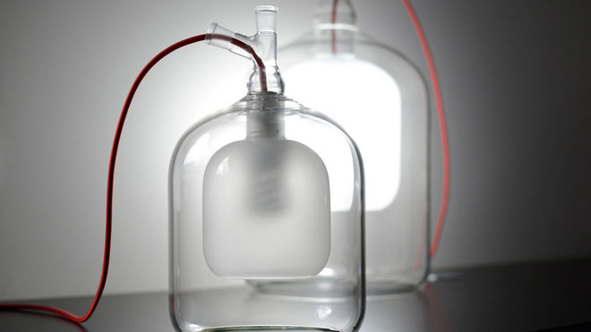 Réinterprétant le verre de laboratoire, lampe de table Balise en verre borosilicate. Deux tailles : H 35 ou 25,4 x L 31,5 ou 20 cm. Création Aurélien Mirofle pour Verart.