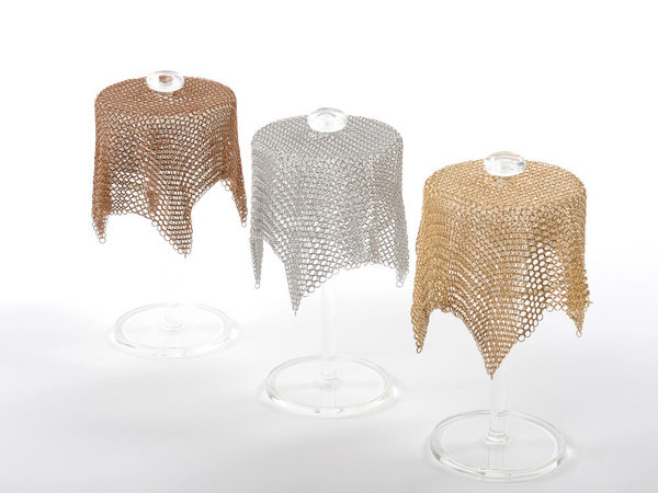 Ensemble de petites boîtes de la collection Versus nées d’une hybridation de matériaux. Sous sa souple carapace d’acier inoxydable, la cotte de maille habille des pièces en verre qui se jouent de la transparence et du clair-obscur du métal aux nuances d’acier ou de bronze. Pièces en verre et acier bruni, laiton doré et inox (H 15,8 cm et diamètre 7,7 cm). Gamme Curiosités et série co-signée par Claire Le Sage et Pascale Lion pour Verart.