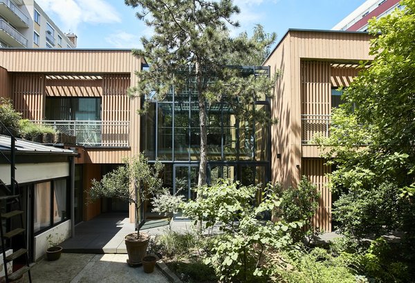 Cette maison en bois et verre contemporaine, outre son confort, offre des performances qui relèvent d’une triple démarche environnementale : utilisation du principe des maisons passives, Bâtiment Basse Consommation (BBC) et démarche HQE (Haute Qualité Environnementale).