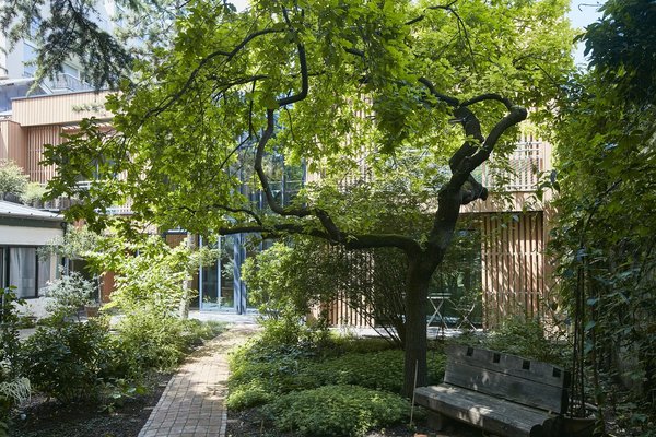 Les hôtes ont aussi la possibilité de se ressourcer dans le vaste parc arboré qui leur est réservé.