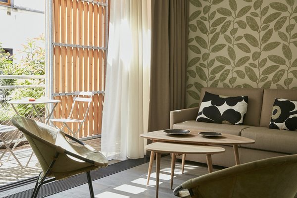 Décoration végétale et florale pour cette suite. La décoration épouse la gamme des beiges et des verts.