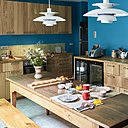 Décoration chaleureuse d’inspiration scandinave qui fait la part belle au bois dans la salle du petit déjeuner.