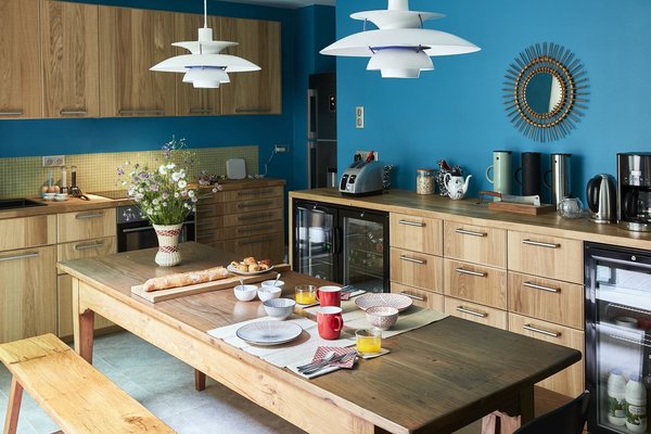 Décoration chaleureuse d’inspiration scandinave qui fait la part belle au bois dans la salle du petit déjeuner.