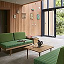 Au rez-de-chaussée, la verrière s’ouvre  sur le parc arboré.