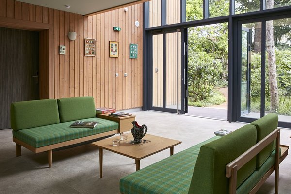 Au rez-de-chaussée, la verrière s’ouvre  sur le parc arboré.