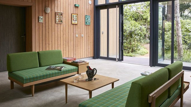 Au rez-de-chaussée, la verrière s’ouvre  sur le parc arboré.