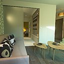 Dans les deux suites, la salle de bains sépare la chambre du coin salon.