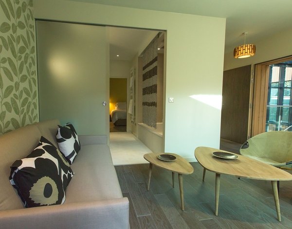 Dans les deux suites, la salle de bains sépare la chambre du coin salon.