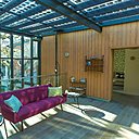 Sur la mezzanine, la verrière au toit transparent, composée de pavés de verre, fusionne avec l’extérieur et permet à la lumière de se diffuser largement dans l’espace.