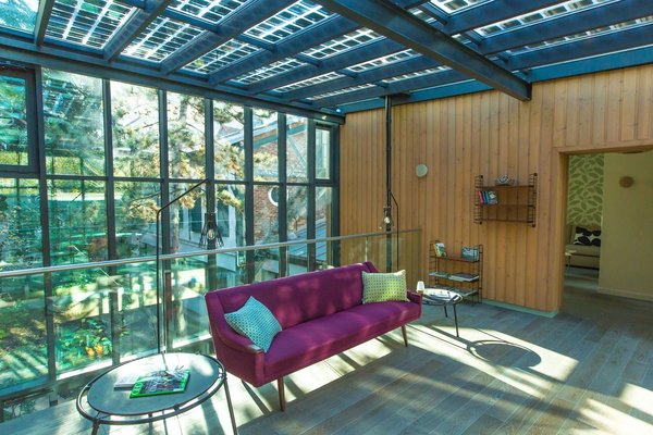 Sur la mezzanine, la verrière au toit transparent, composée de pavés de verre, fusionne avec l’extérieur et permet à la lumière de se diffuser largement dans l’espace.