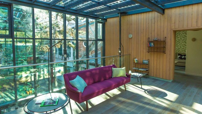 Sur la mezzanine, la verrière au toit transparent, composée de pavés de verre, fusionne avec l’extérieur et permet à la lumière de se diffuser largement dans l’espace.