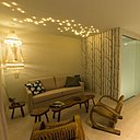 Esprit chic ethnique pour les suites à la décoration qui met en valeur le mobilier en bois et en fibres naturelles tressées.