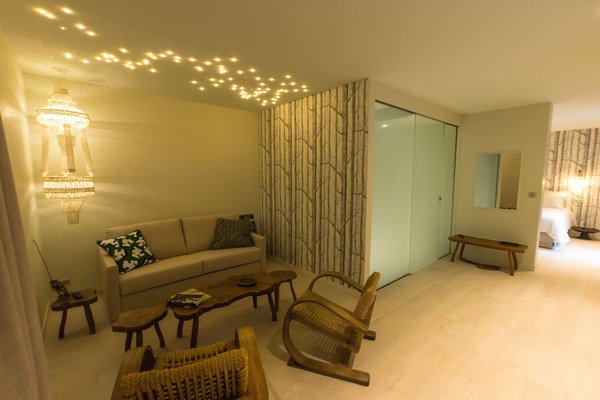 Esprit chic ethnique pour les suites à la décoration qui met en valeur le mobilier en bois et en fibres naturelles tressées.