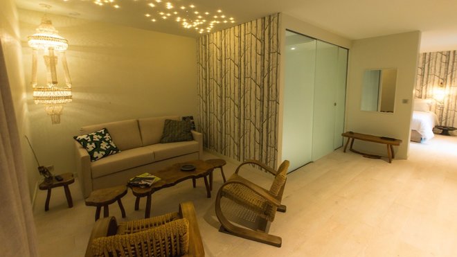 Esprit chic ethnique pour les suites à la décoration qui met en valeur le mobilier en bois et en fibres naturelles tressées.