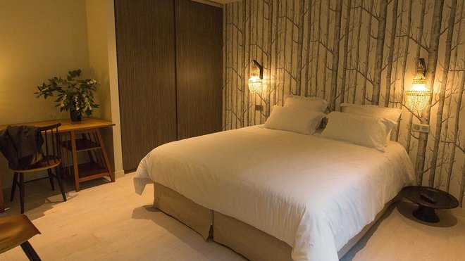 En tête de lit, papier-peint modèle Woods de Cole & Son.